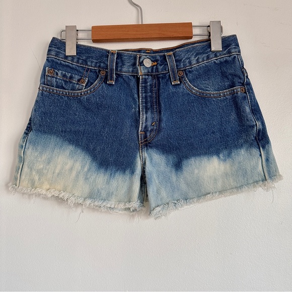 VINTAGE LEVI’S OMBRE DARK WASH DYED RED TAB 100% COTTON SHORTS MADE IN USA 27 - Picture 2 of 6